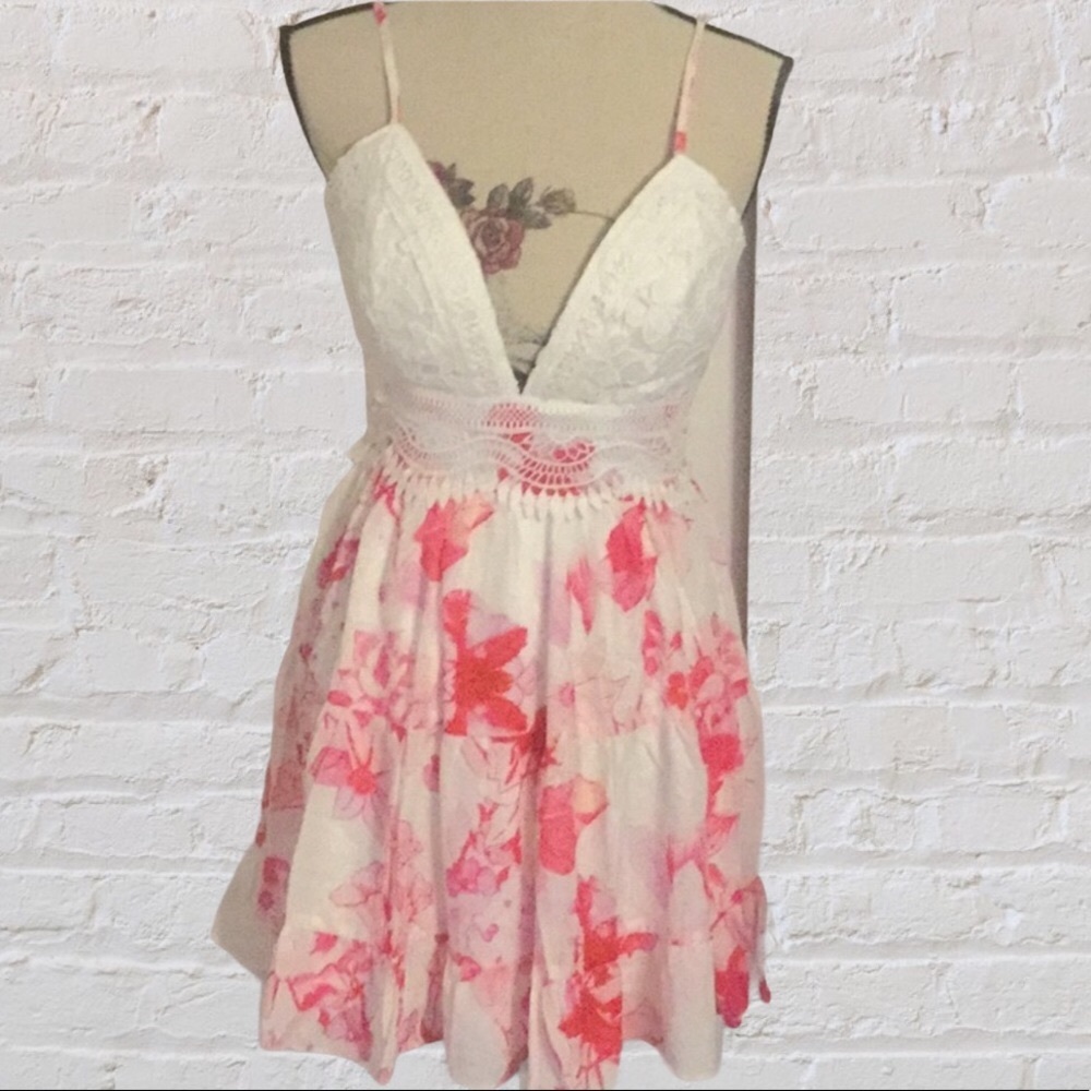 White Floral Crochet V-neck Lined Ruffle Hem Dress - Picture 2 of 10
